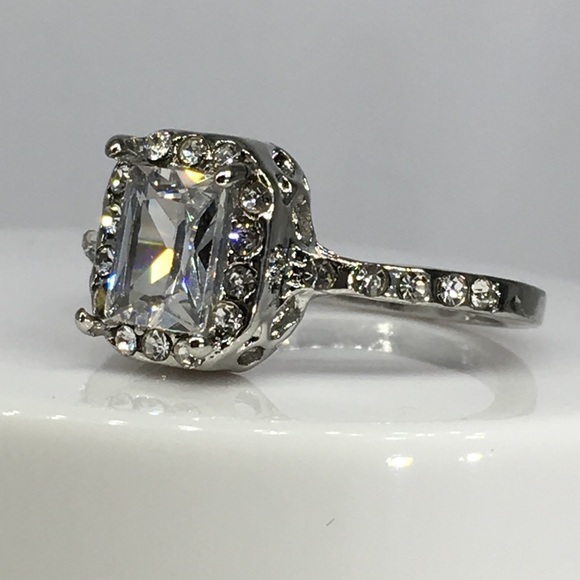 🔴 5/$25 14k white gold plated halo ring diamond - Picture 3 of 8